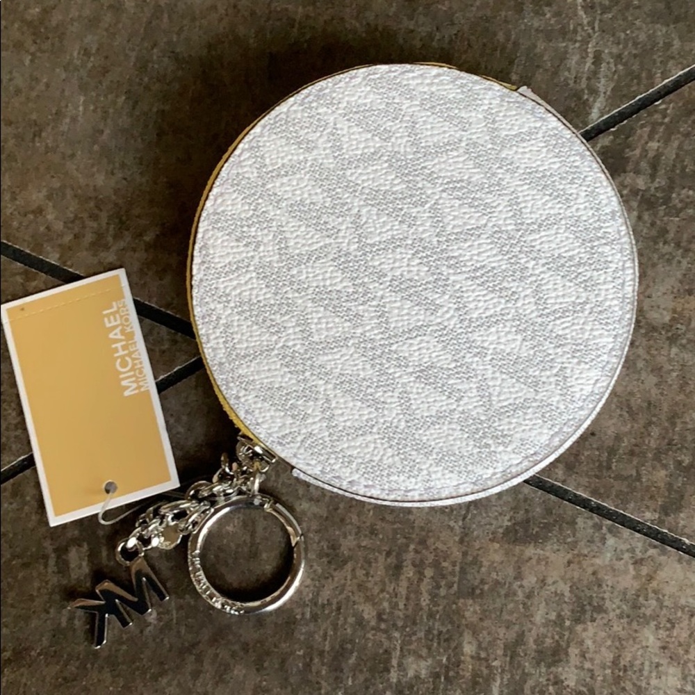 MICHAEL KORS JET SET TRAVEL CIRCLE COIN KEYFOB - Picture 3 of 14